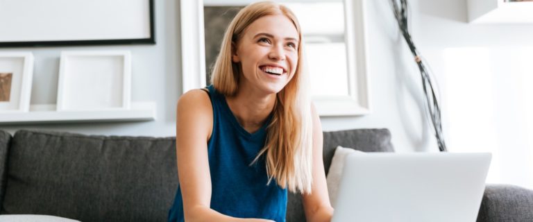 femme en télétravail à domicile