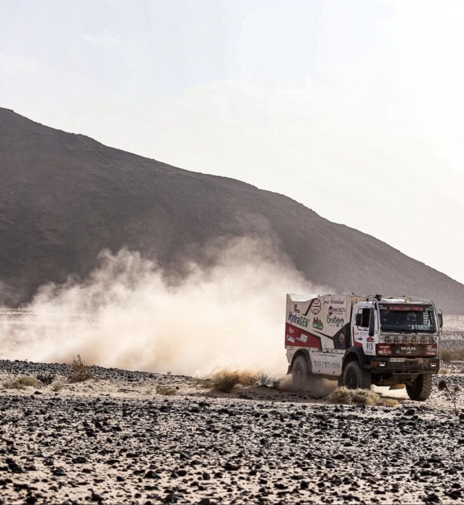 Le camion roulant dans le désert