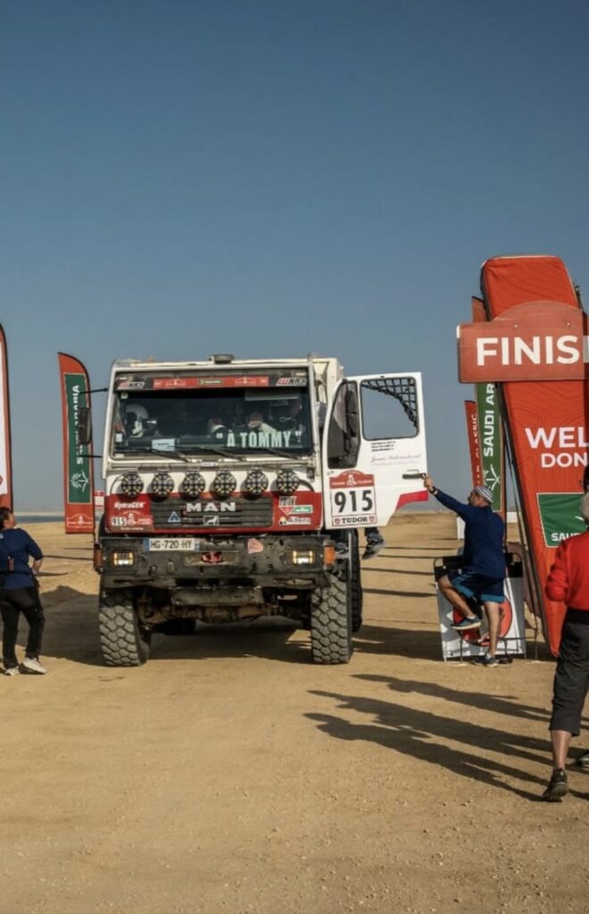 Le camion NRS #915 franchissant la ligne d'arrivée d'une étape du Dakar 2026