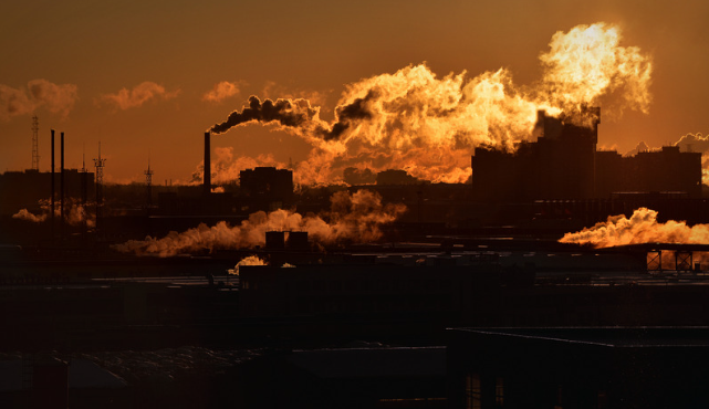 image d'une usine au coucher du soleil